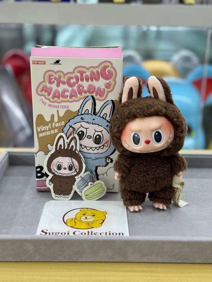 Nh&agrave; sản xuất cũng tạo ra cả c&aacute;c loại trang phục, phụ kiện để người chơi 