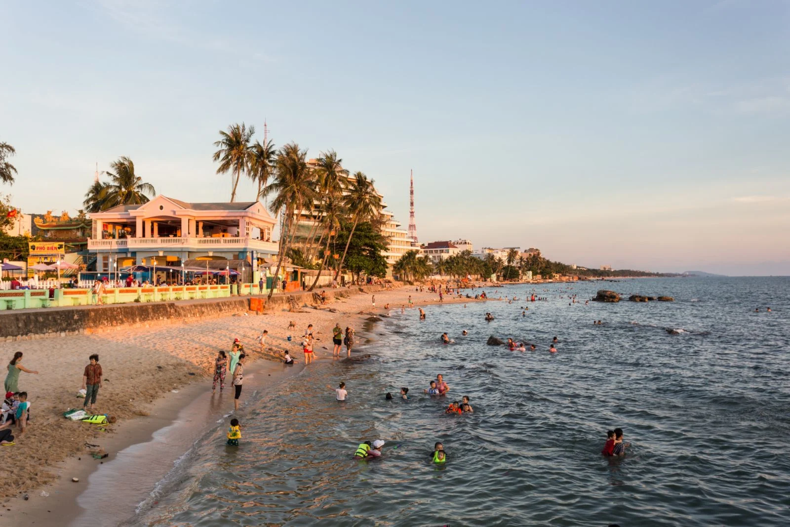 Hiện nhiều đơn vị lữ h&agrave;nh đang c&oacute; khuyến m&atilde;i gi&aacute; tốt, ưu đ&atilde;i cho kh&aacute;ch &ldquo;săn&rdquo; tour.