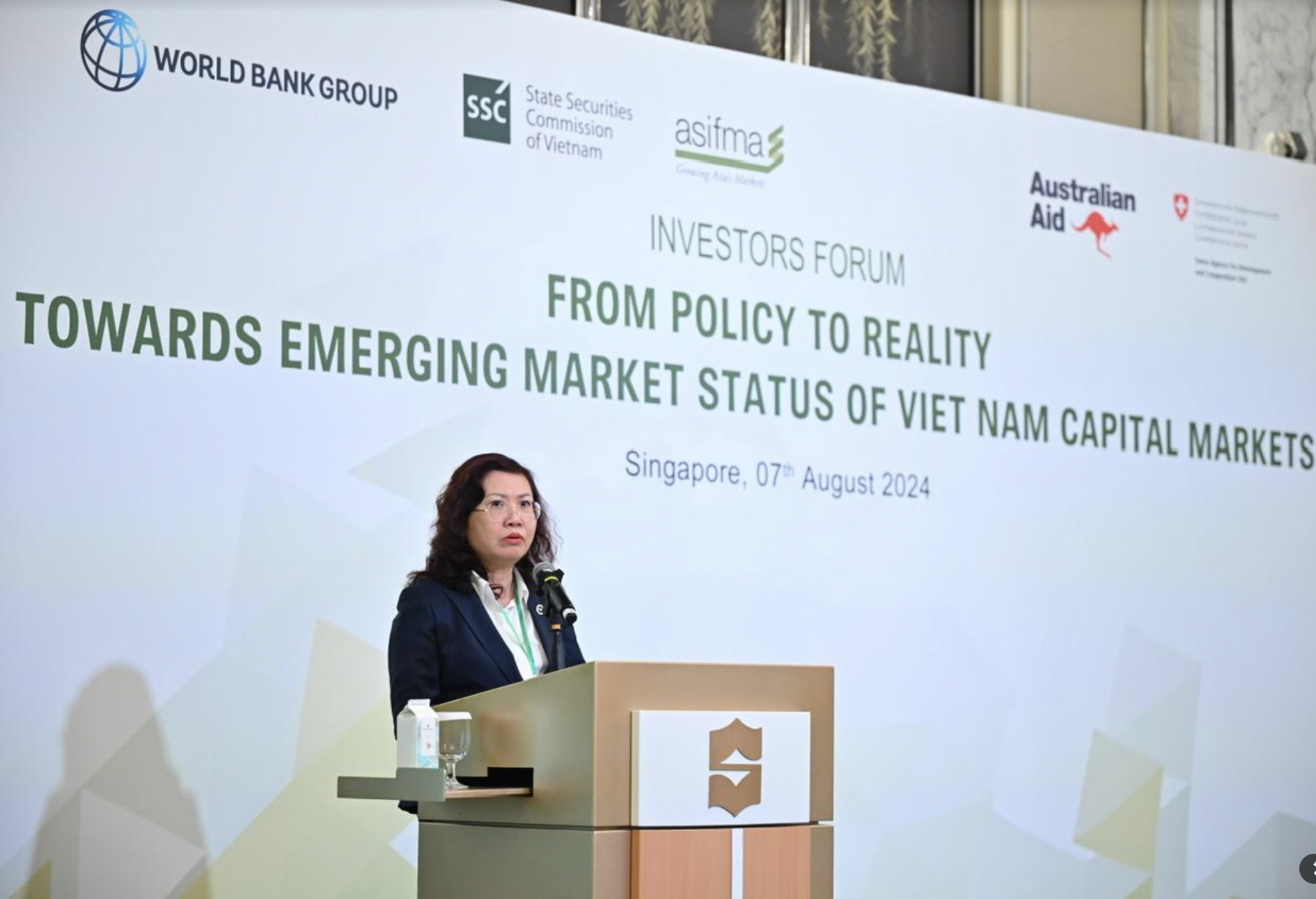 Chủ tịch Uỷ ban Chứng kho&aacute;n Nh&agrave; nước Vũ Thị Ch&acirc;n Phương ph&aacute;t biểu tại diễn đ&agrave;n.