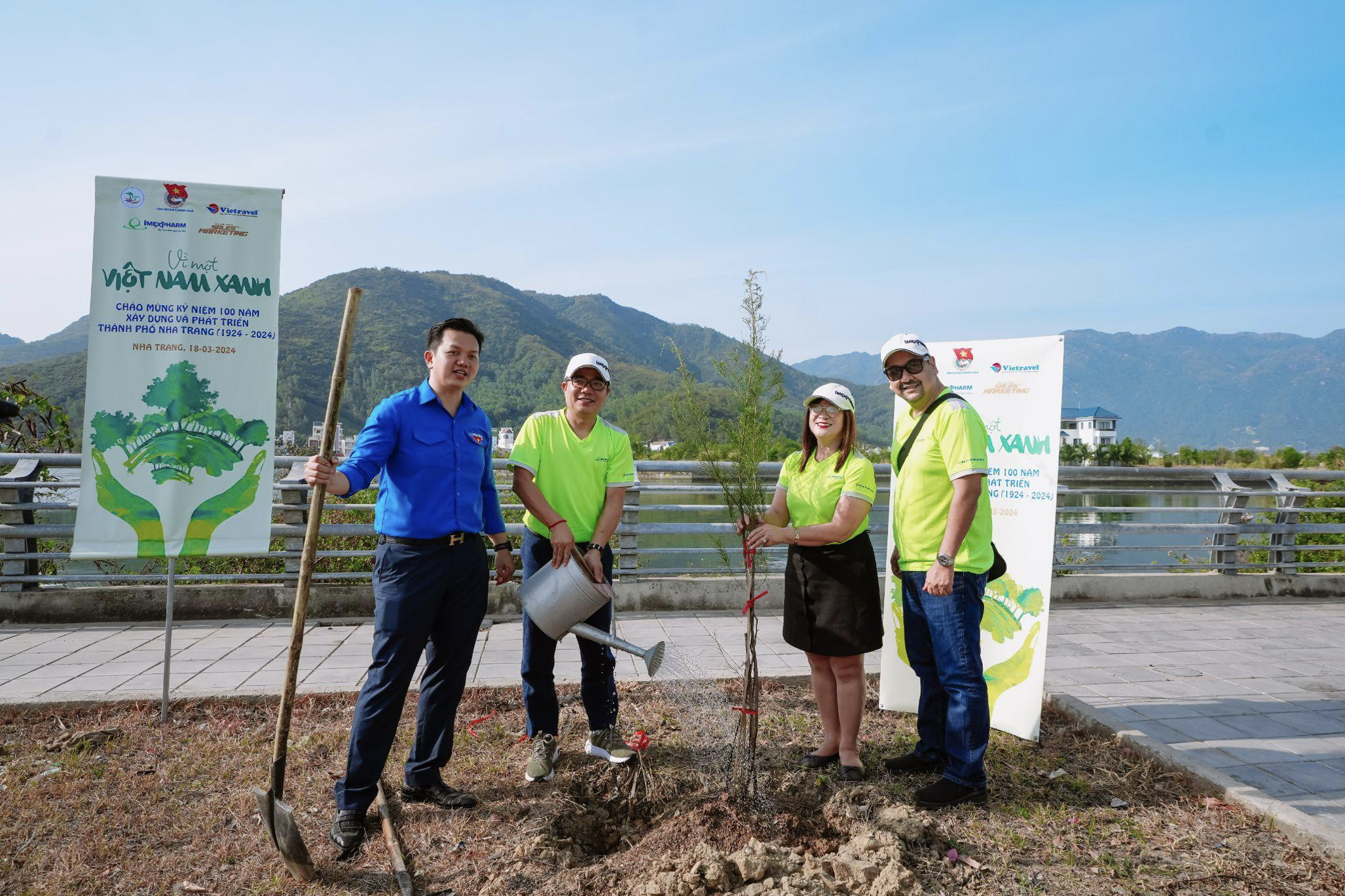 Imexpharm participated in the ‘For a Green Vietnam’ program, with 500 saplings planted in coastal Nha Trang city. Photo: Imexpharm