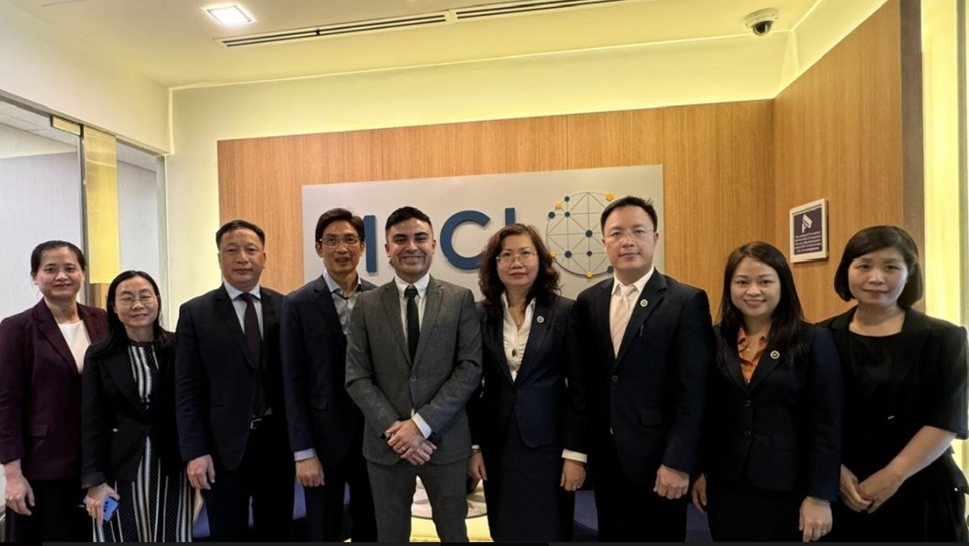 C&aacute;c đại biểu chụp ảnh lưu niệm tại buổi l&agrave;m việc.