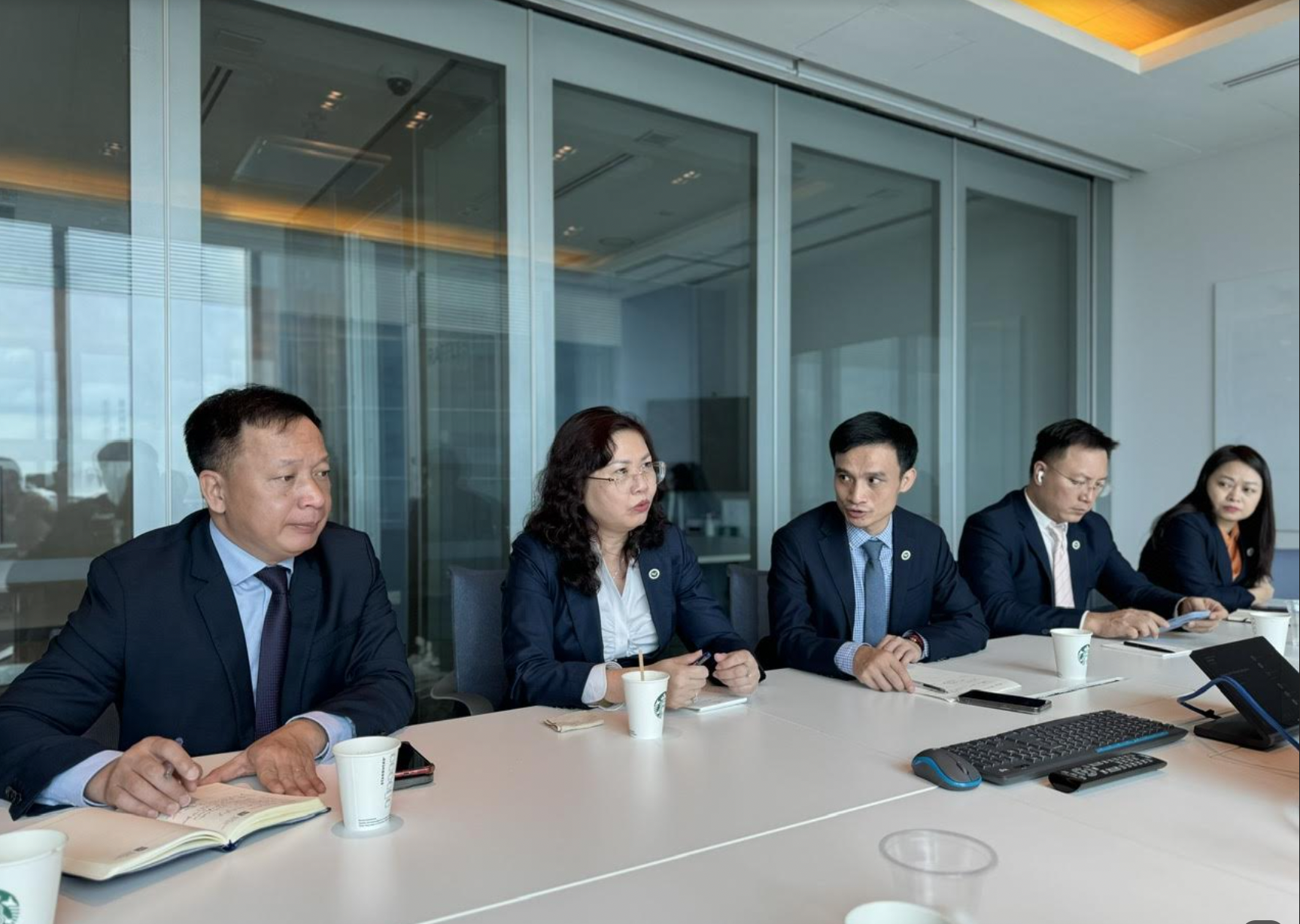 Chủ tịch Uỷ ban Chứng khoán Nhà nước Vũ Thị Chân Phương phát biểu tại buổi làm việc.