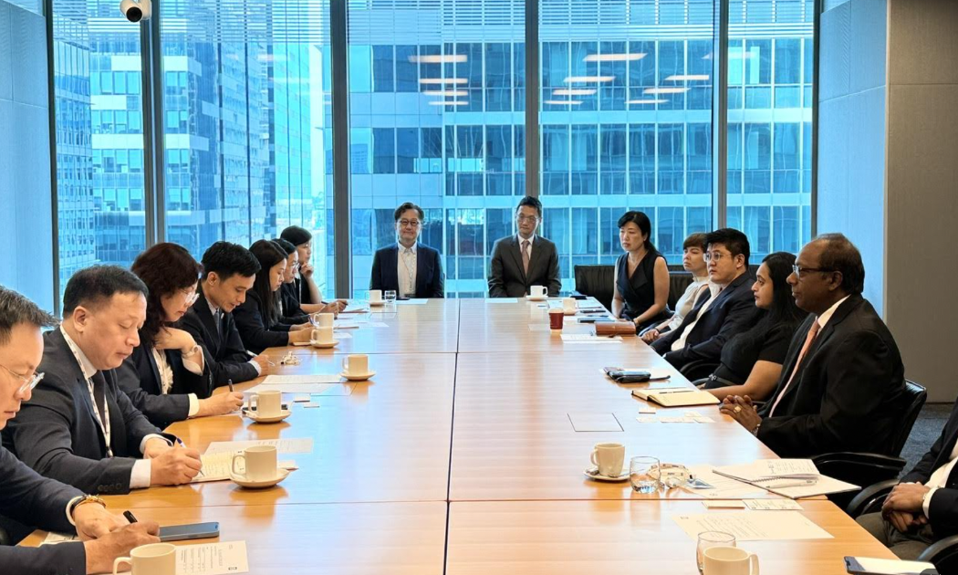 Chủ tịch Uỷ ban Chứng khoán Nhà nước Vũ Thị Chân Phương và Đoàn công tác làm việc với Hiệp hội Lưu ký toàn cầu thảo luận về giải pháp nhằm nâng hạng thị trường chứng khoán Việt Nam.