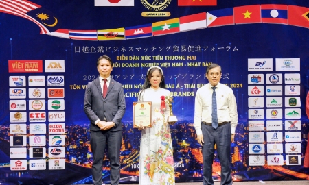 Đại diện Vinalink Group nhận giải Top 10 thương hiệu nổi tiếng Châu Á - Thái Bình Dương năm 2024.
