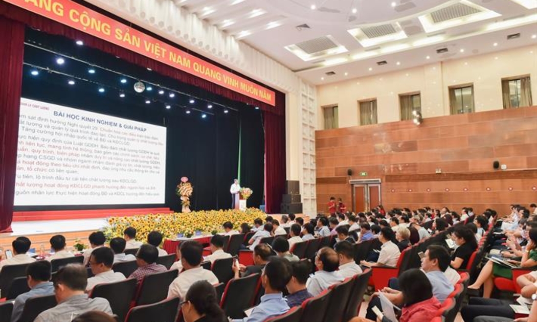 Đại diện trường đại học tham luận tại hội nghị. Ảnh: MOET.