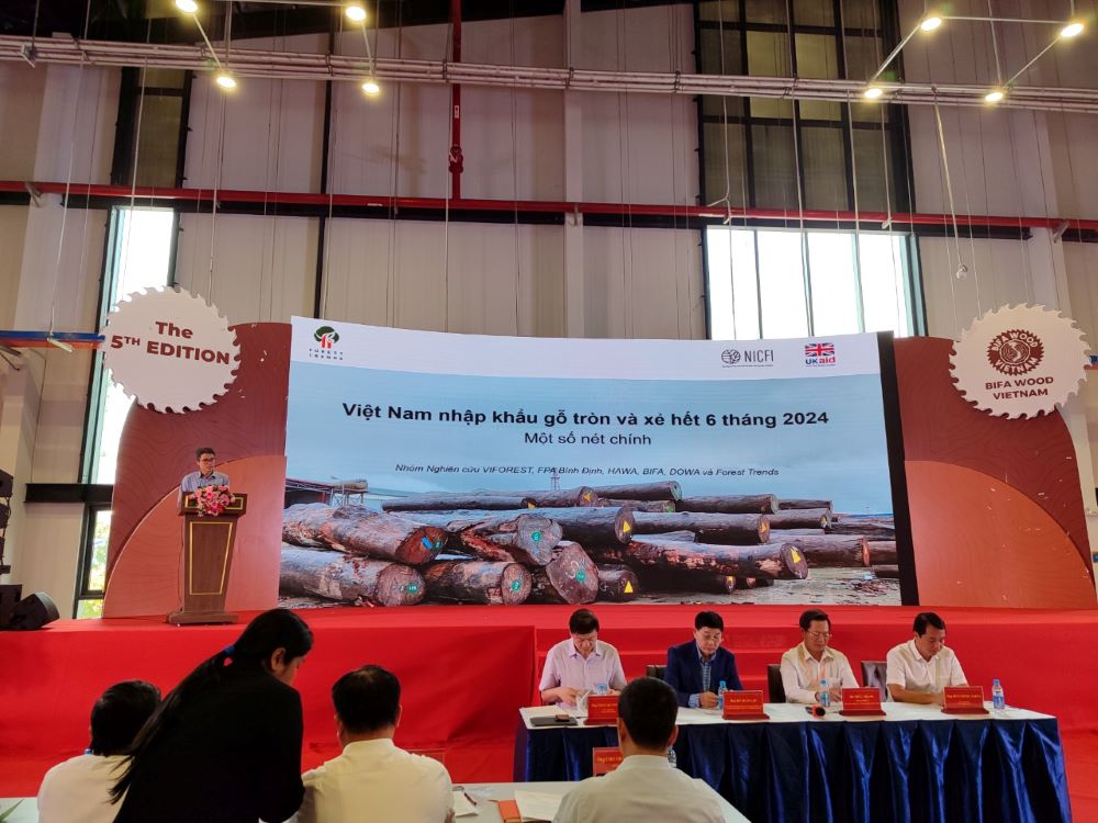 Các diễn giả trình bày tham luận.