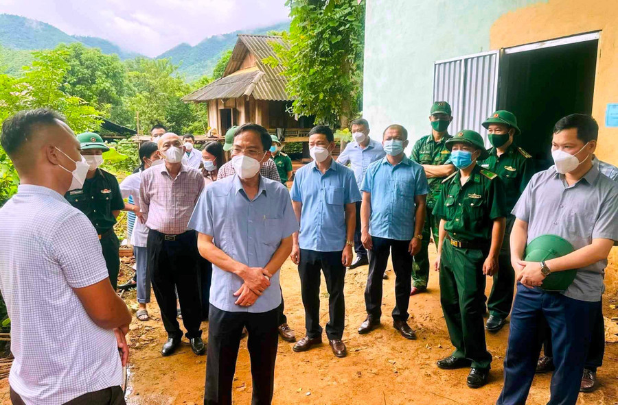 Ông Đầu Thanh Tùng, Phó Chủ tịch UBND tỉnh Thanh Hóa (người thứ 2 hàng đầu từ trái qua), và đoàn công tác đi thị sát tình hình dịch bạch hầu ở huyện Mường Lát
