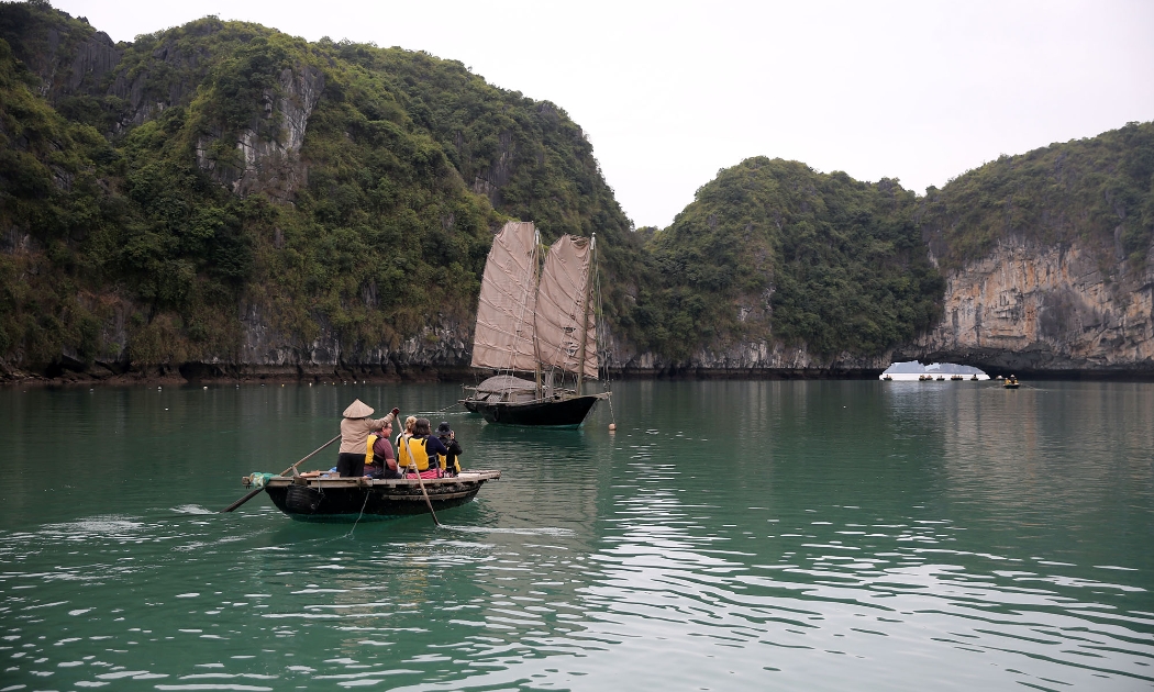 Hang Cao được mệnh danh là cổng làng tự nhiên hàng triệu năm tuổi của làng chài Vông Viêng.