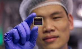 Nhà nghiên cứu thuộc Đại học Oxford đang kiểm tra mẫu vật mới được làm từ perovskite.