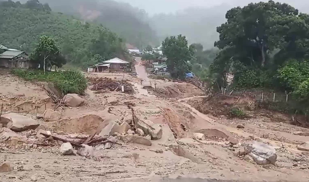 Từ tháng 7 đến nay, khu vực Bắc Bộ, Bắc Trung Bộ đã xảy ra nhiều đợt mưa lớn kéo dài trên diện rộng gây sạt lở đất, lũ quét, thiệt hại nghiêm trọng về tính mạng, nhà cửa của người dân.