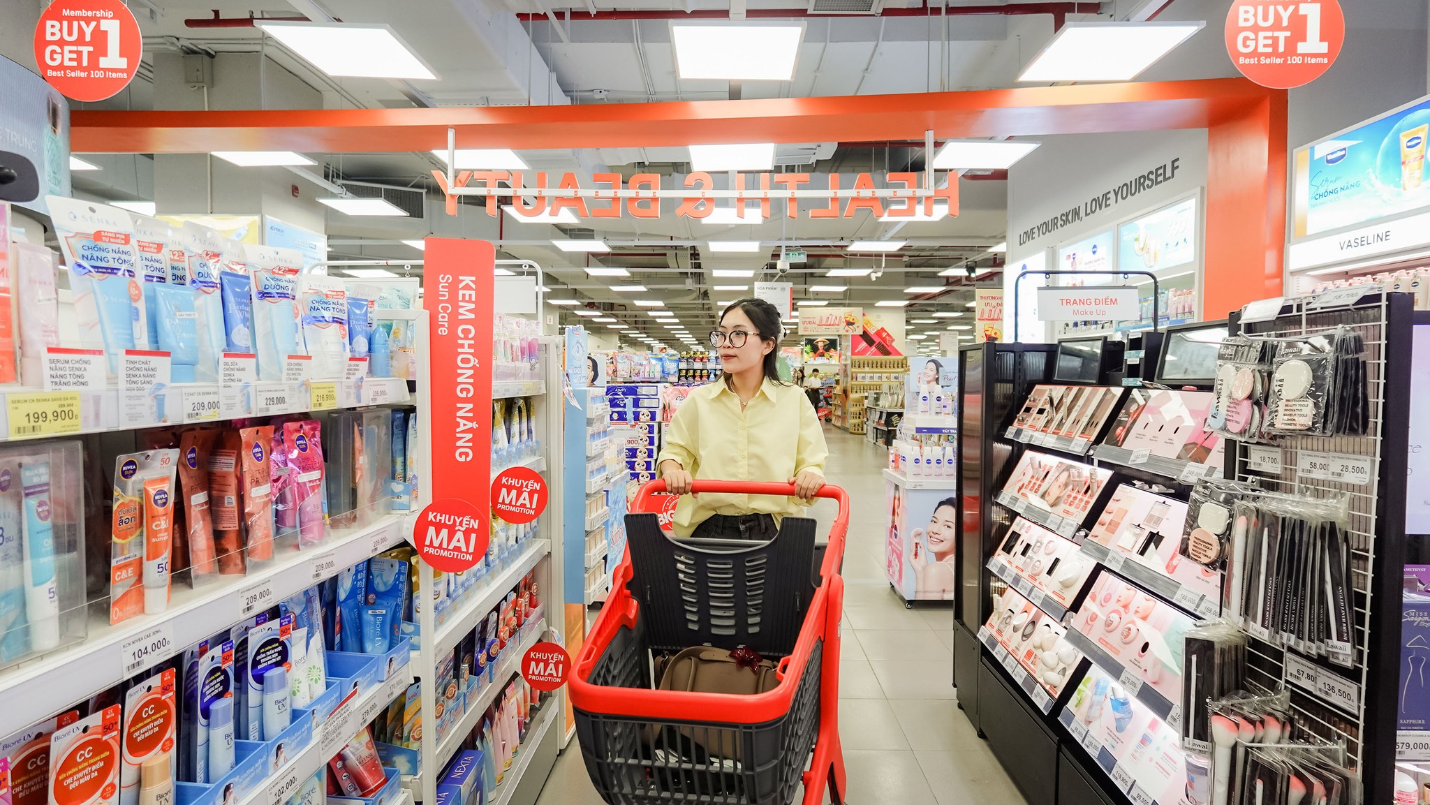 Nhiều chương trình giảm giá, khuyến mãi được các siêu thị dành riêng cho lứa tuổi học đường chuẩn bị chào đón năm học mới. 