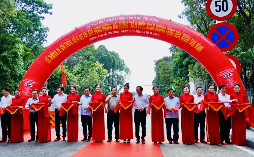 Thủ tướng Phạm Minh Chính cùng lãnh đạo nhiều bộ ngành và TP.HCM cắt băng khánh thành. Ảnh: Mỹ Quỳnh.