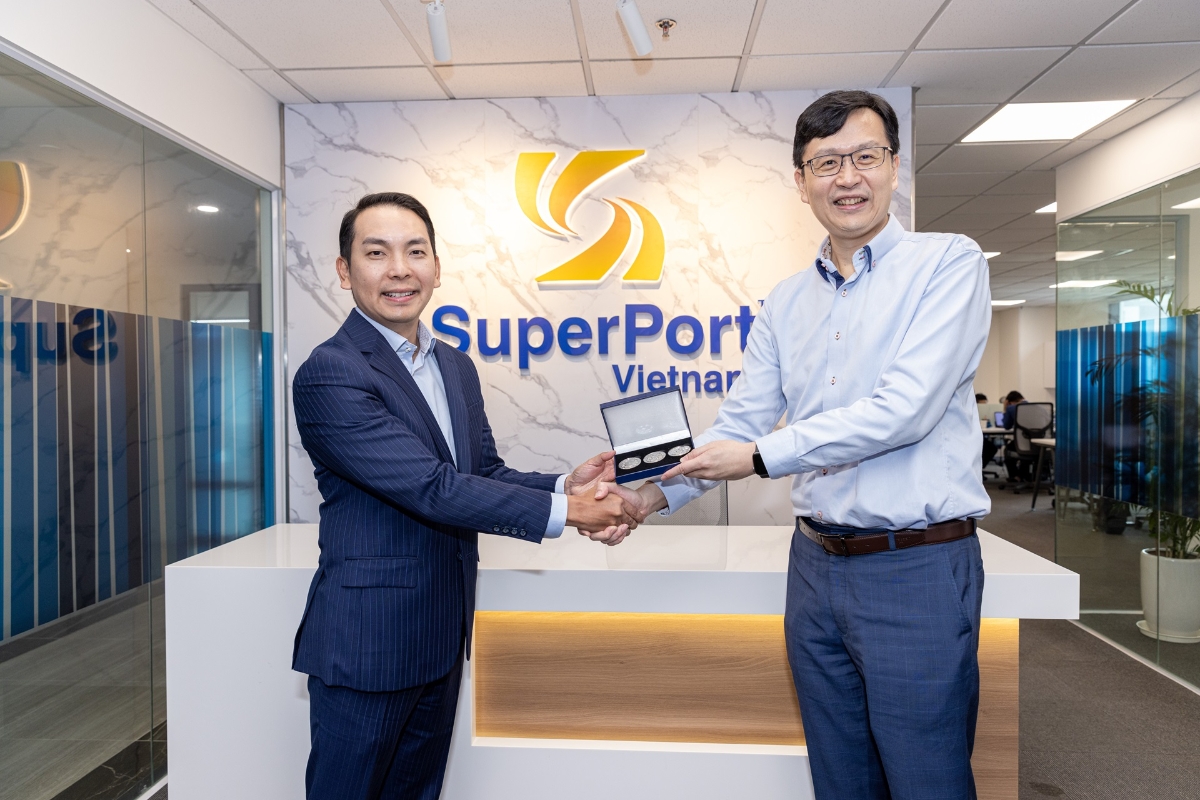Tiến sĩ Yap Kwong Weng, Giám đốc Điều hành SuperPort™ Việt Nam (bên trái) tiếp đón ông Frederick Chew, Giám đốc Điều hành Cơ quan Khoa học, Công nghệ và Nghiên cứu (A*STAR).