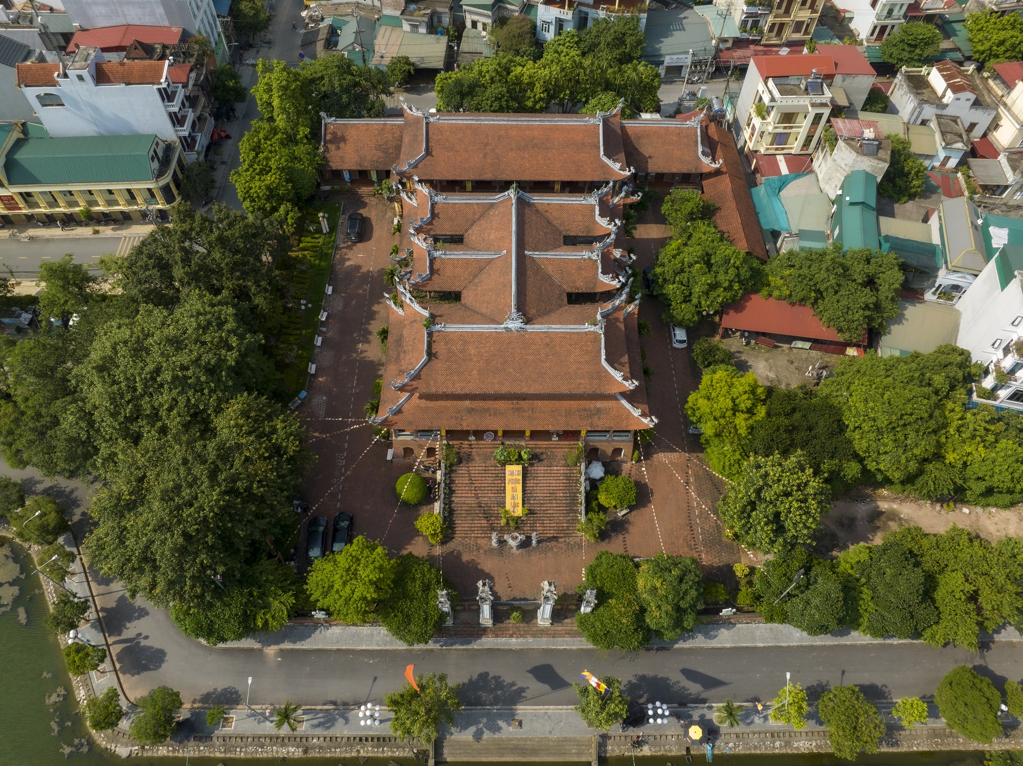 Sở hữu hệ thống di t&iacute;ch lịch sử, văn h&oacute;a phong ph&uacute;, H&agrave; Nam c&oacute; điều kiện thuận lợi để ph&aacute;t triển du lịch.