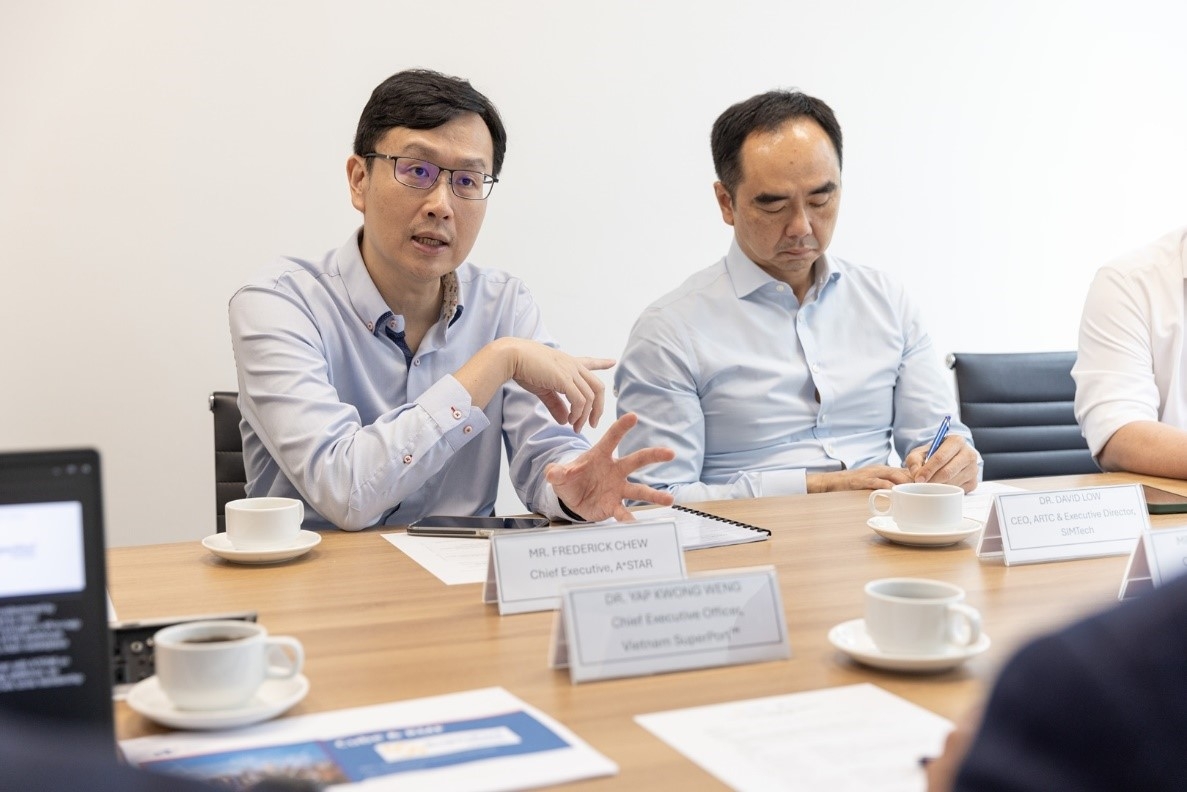 Ông Frederick Chew, Giám đốc Điều hành Cơ quan Khoa học, Công nghệ và Nghiên cứu (A*STAR), và Tiến sĩ David Low, Giám đốc Điều hành Trung tâm Tái sản xuất và Công nghệ tiên tiến (ARTC) chia sẻ các lĩnh vực hợp tác tiềm năng, nâng cao đáng kể năng lực logistics của Việt Nam.