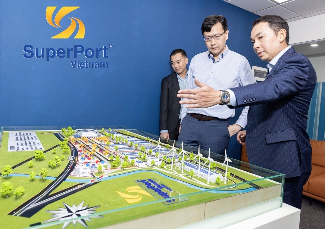 Tiến sĩ Yap Kwong Weng, Giám đốc Điều hành SuperPort™ Việt Nam (bên phải) giới thiệu về phối cảnh cảng logistic đa phương thức đặt tại tỉnh Vĩnh Phúc.