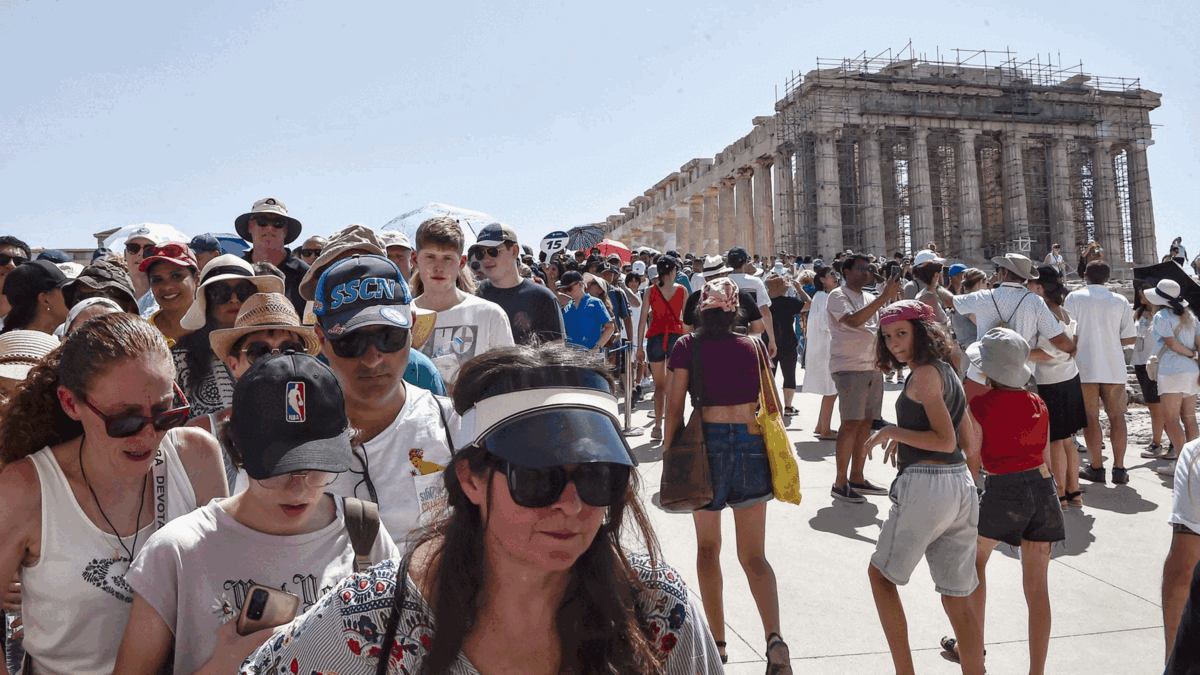 Thành phố Athens luôn trong tình trạng quá tải du khách, khiến cư dân lâu năm phải di dời ra khỏi trung tâm.