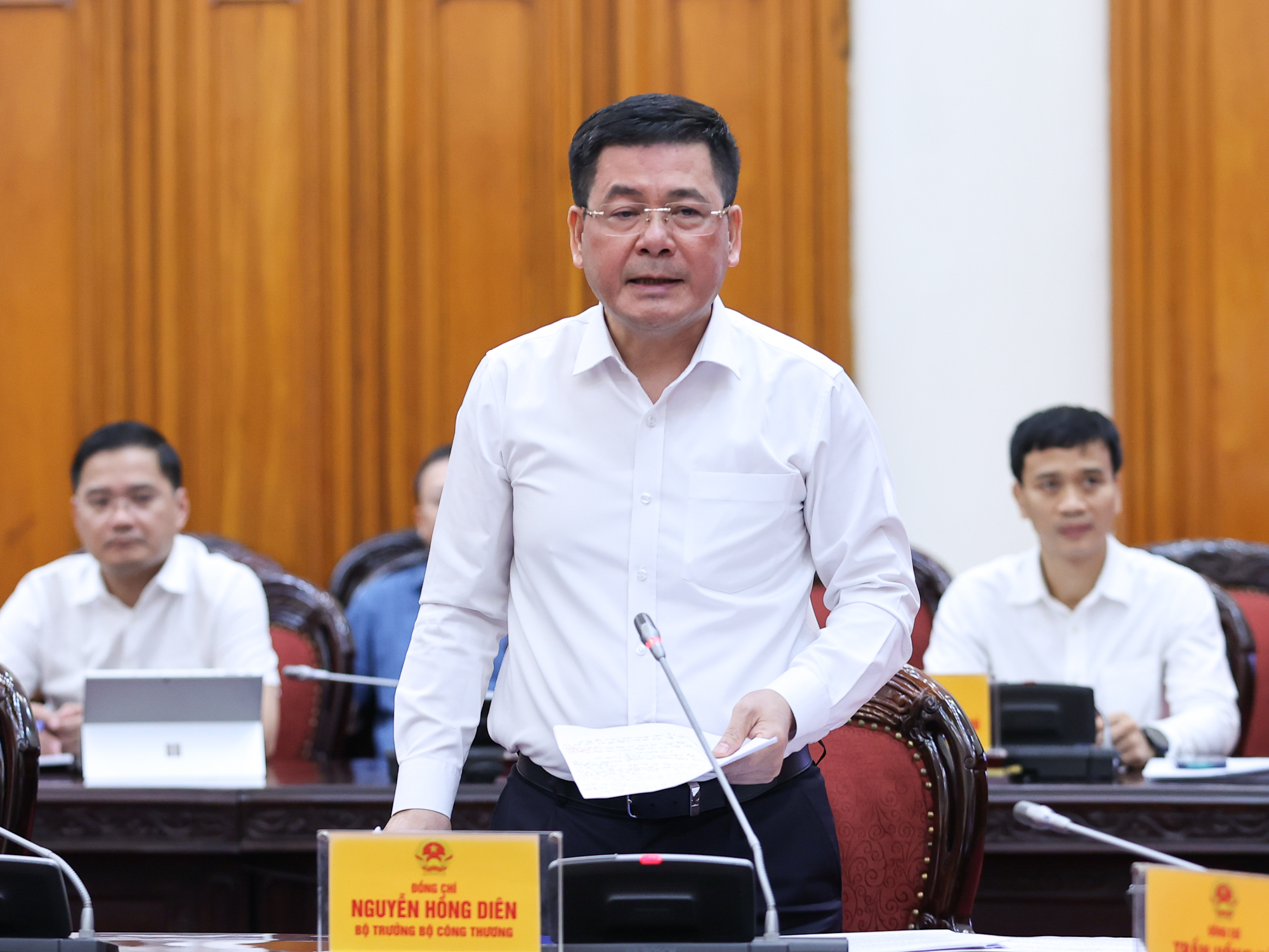 Bộ trưởng Bộ Công Thương Nguyễn Hồng Diên phát biểu tại cuộc làm việc - Ảnh: VGP