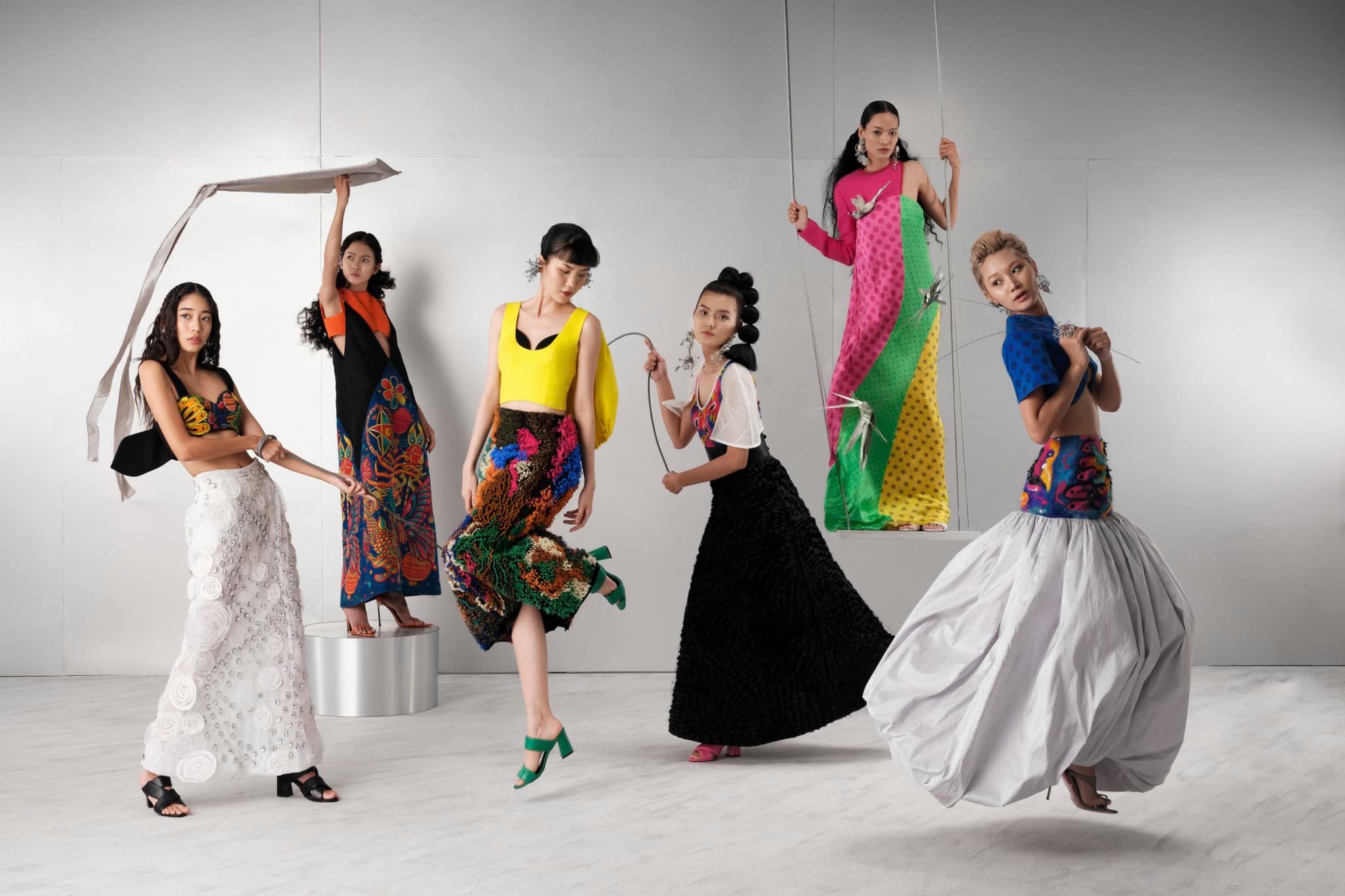 Bộ sưu tập lấy cảm hứng từ tr&ograve; chơi d&acirc;n gian trẻ em của nh&agrave; thiết kế Phan Đăng Ho&agrave;ng.