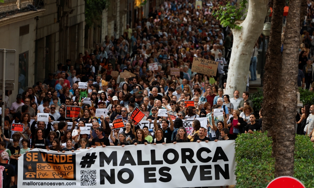 Người dân thành phố Palma de Mallorca tràn ra đường để phản đối du lịch đại trà. Ảnh: Reuters
