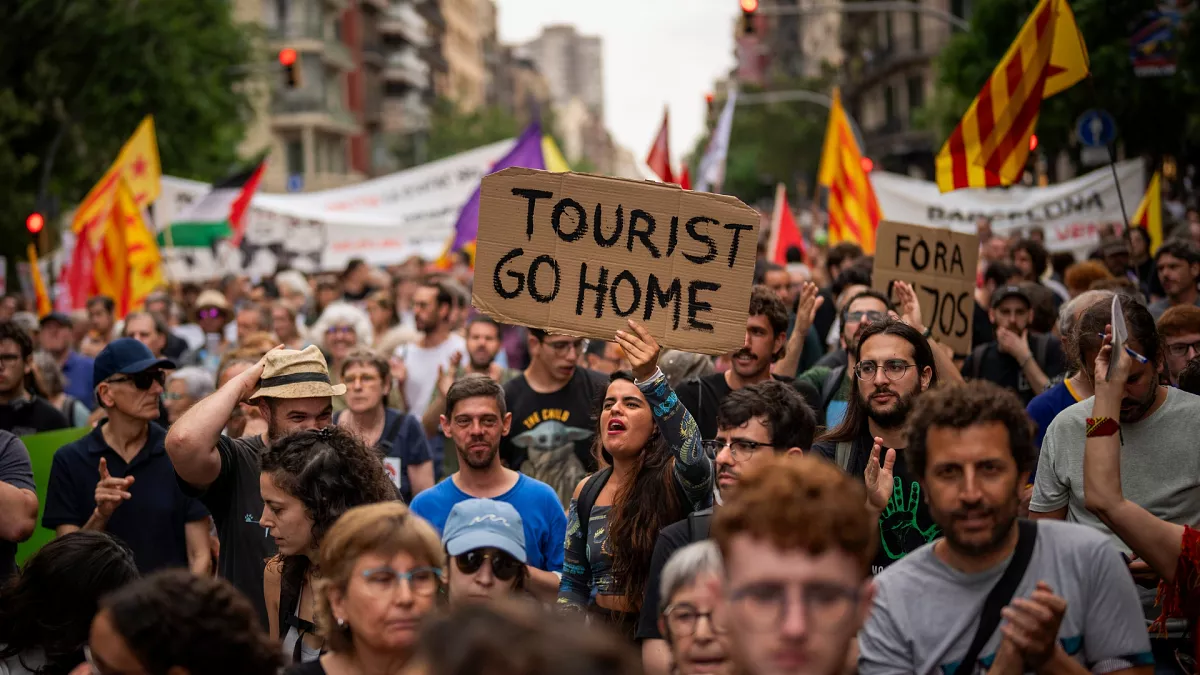 Tại Barcelona, đám đông đã có hành động cực đoan khi diễu hành qua các điểm du lịch và hô vang khẩu hiệu “Khách du lịch hãy về nhà”.