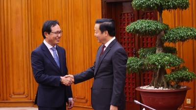 Deputy PM encourages Samsung Vietnam to continue investment in R&D centers
