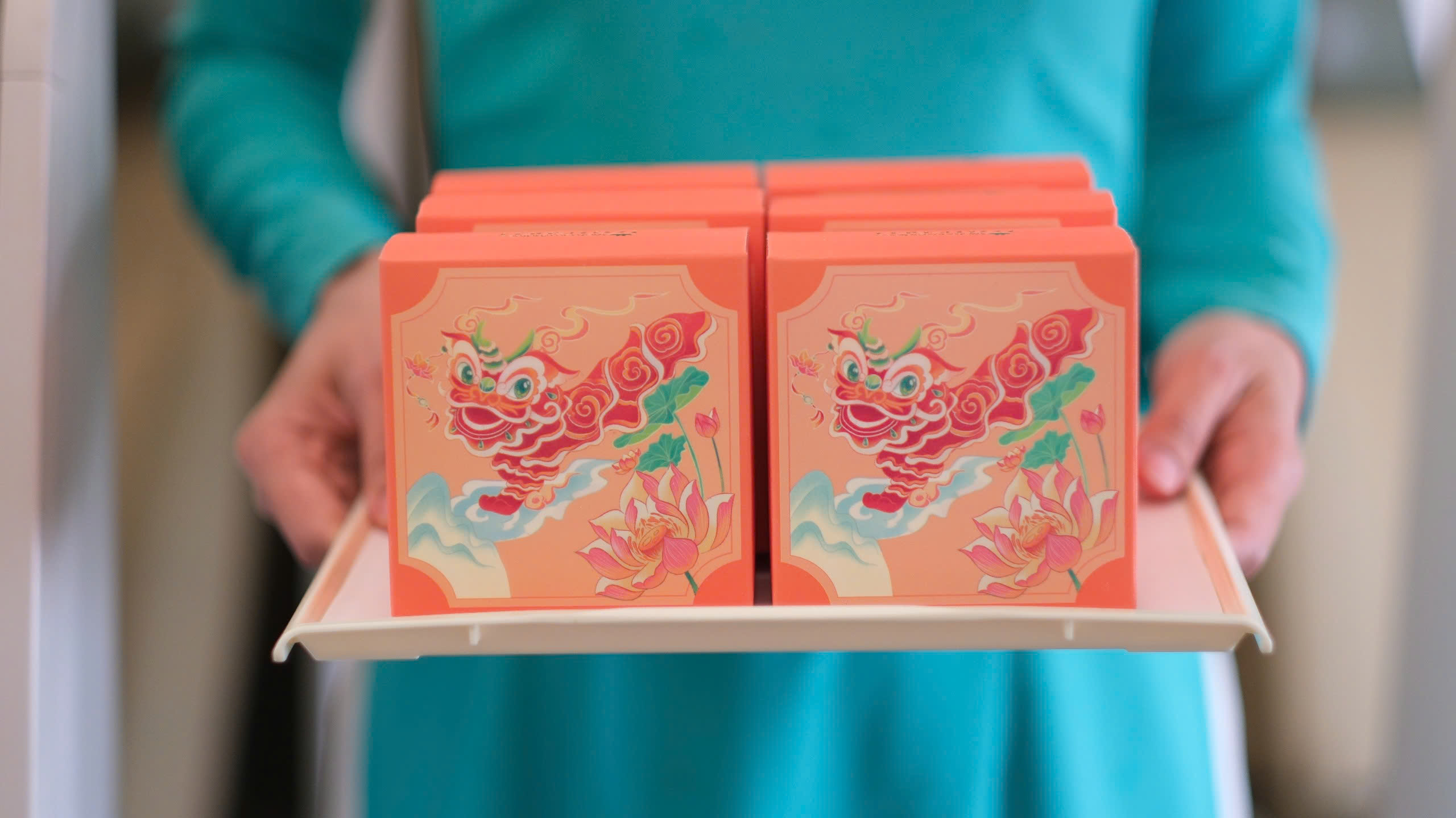 Khách hàng trên chuyến bay Vietnam Airlines được thưởng thức bánh Trung thu với nhiều hương vị đa dạng, hấp dẫn.