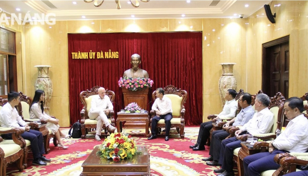 Bí thư Thành ủy Đà Nẵng Nguyễn Văn Quảng (người ngồi hàng trên bên phải) tiếp ông  Hans Duisters, Giám đốc điều hành, Nhà sáng lập Sioux Technologies