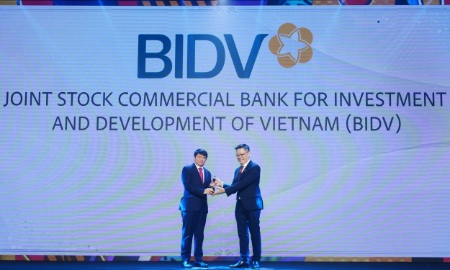 Ông Lê Trung Thành - Phó Tổng giám đốc BIDV, đại diện Ngân hàng nhận giải thưởng “Nơi làm việc tốt nhất châu Á”, Tp. HCM ngày 8/8/2024.