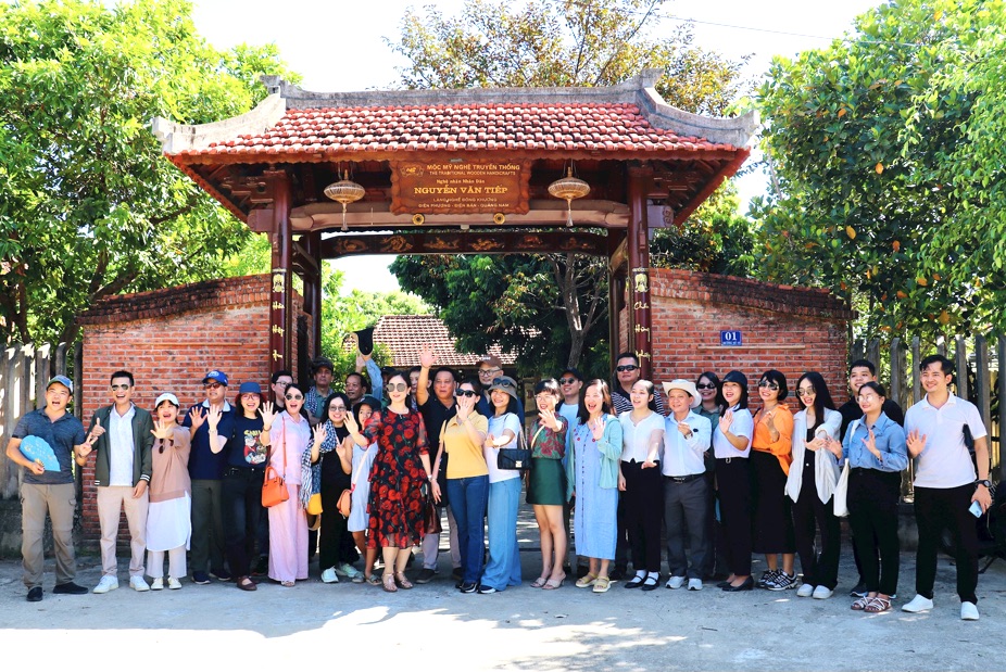 Đoàn Famtrip tham quan thực tế chụp ảnh lưu niệm tại Xưởng mộc của nghệ nhân Nguyễn Văn Tiếp, thị xã Điện Bàn.