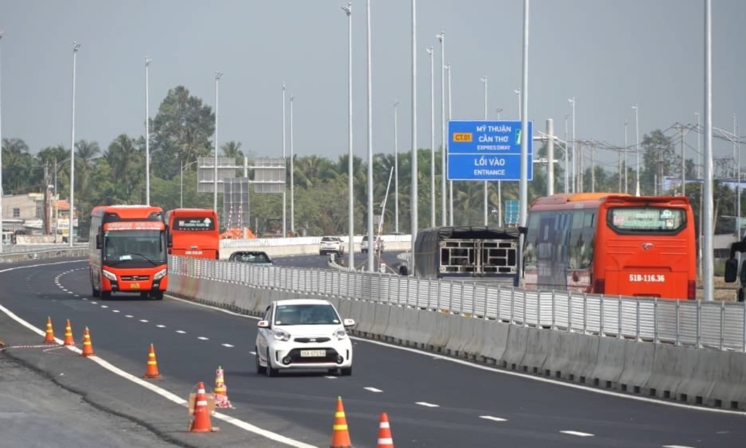 Cao tốc Mỹ Thuận - Cần Thơ đã hoàn thành tuyến chính và đưavào khai thác từ cuối năm 2023.