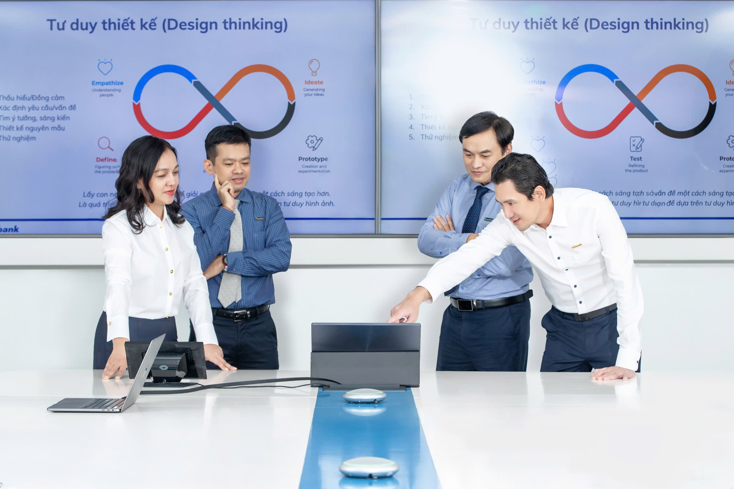 Ông Trần Thái Bình - Giám đốc Khối Ngân hàng số đang trình bày ý tưởng dự án Chuyển đổi số trước bà Nguyễn Đức Thạch Diễm - Phó Chủ tịch thường trực Hội đồng quản trị kiêm Tổng giám đốc Sacombank - Trưởng Ban dự án.