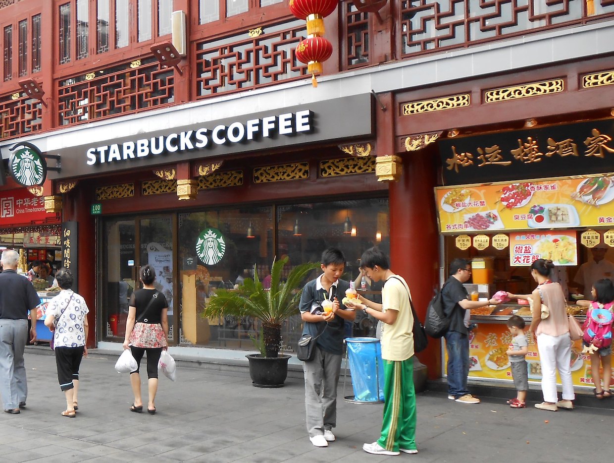 Starbucks chịu sự cạnh tranh lớn tại Trung Quốc, kh&ocirc;ng chỉ từ c&aacute;c thương hiệu c&agrave; ph&ecirc; nội địa m&agrave; c&ograve;n cả c&aacute;c h&atilde;ng tr&agrave; sữa, đồ ăn nhanh, tr&agrave; dưỡng sinh...