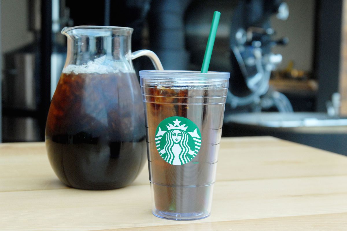 Starbucks ra mắt ngày càng nhiều đồ uống lạnh, khiến tốc độ theo kịp đơn hàng ngày càng khó hơn.