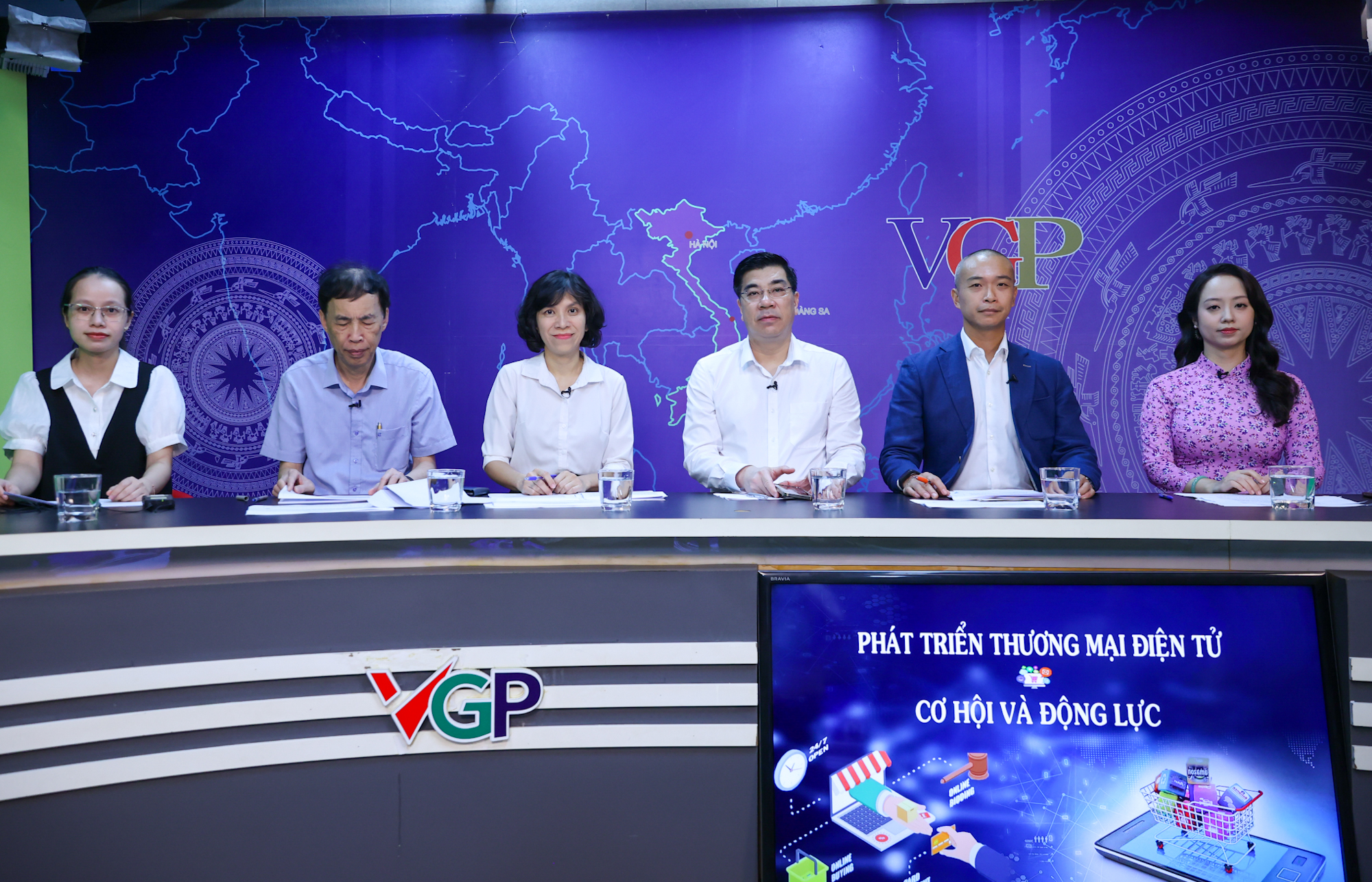 Các chuyên gia tại tọa đàm trực tuyến: Phát triển thương mại điện tử- cơ hội và động lực.