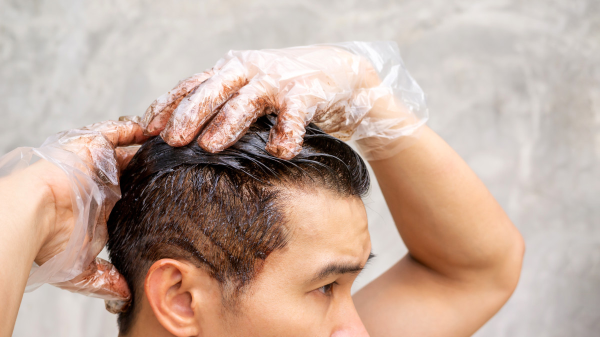 Việc chăm sóc tóc đã mở rộng sang các hình thức khác như một chu trình dưỡng da cầu kỳ và tỉ mỉ.