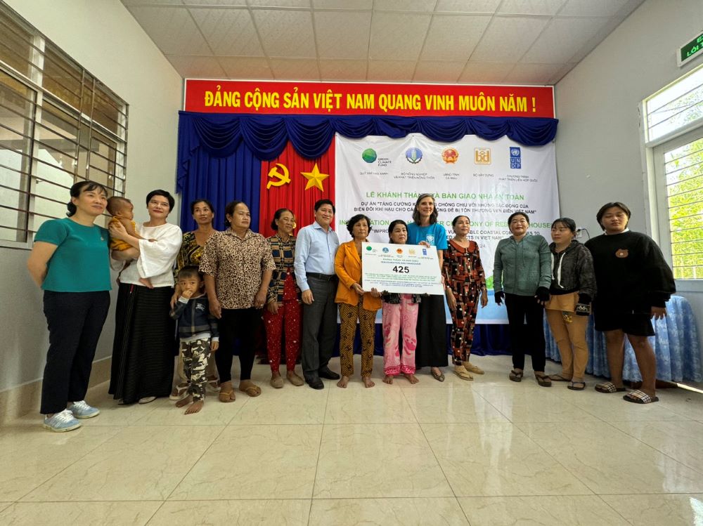 Bàn giao tượng trưng 425 ngôi nhà tại Cà Mau. Ảnh: Chu Khôi.