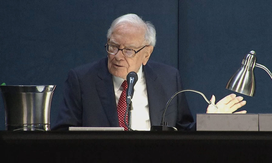 Tỷ phú Warren Buffett phát biểu tại đại hội cổ đông thường niên của Berkshire Hathaway ở Omaha, bang Nebraska, Mỹ ngày 4/5/2024 - Ảnh: Getty Images
