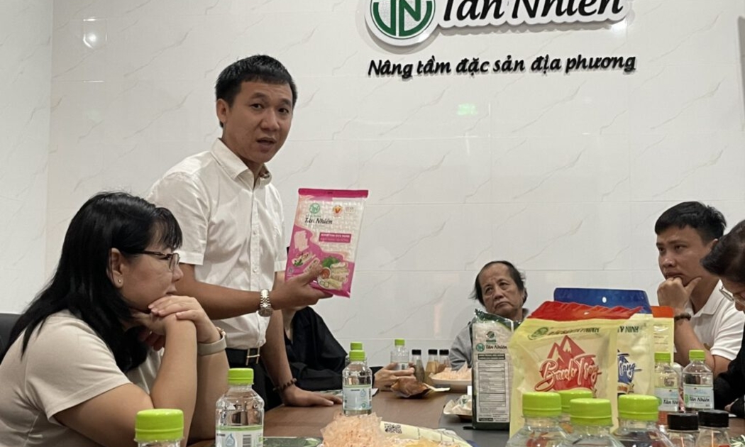 Chương trình Khởi nghiệp Xanh tham quan nhà máy bánh tráng Tân Nhiên - Ảnh minh họa.