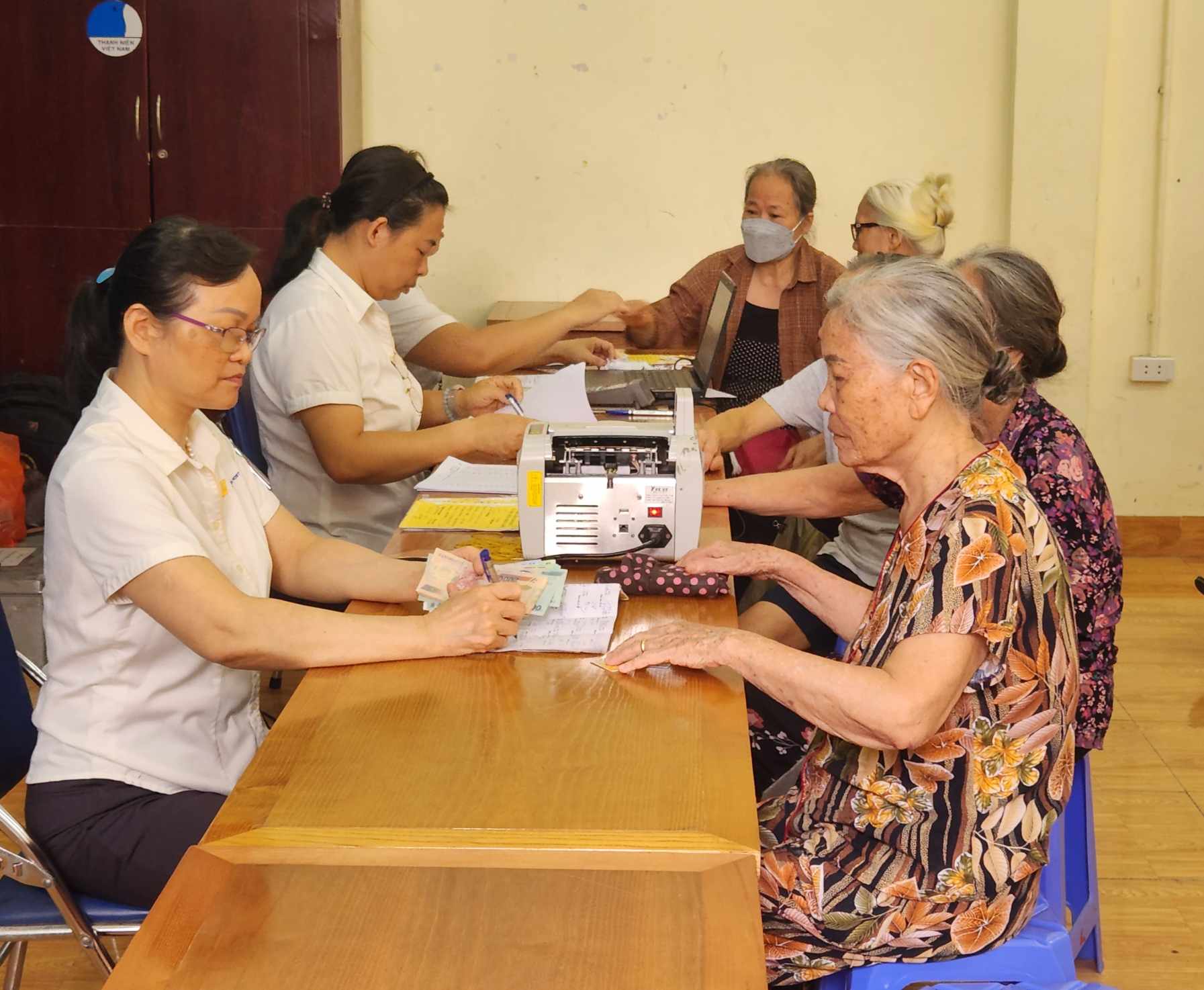 Chi trả lương hưu cho người hưởng tại Hà Nội. Ảnh: Thu Hiền.