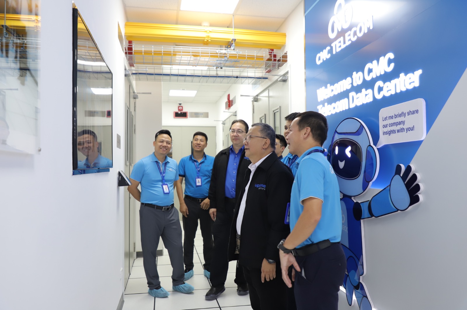 Chuy&ecirc;n gia Uptime Institute tham quan Data Center Duy T&acirc;n, H&agrave; Nội. Nguồn ảnh: CMC Telecom.