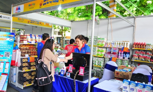 Công nhân vui mừng được mua hàng giảm giá