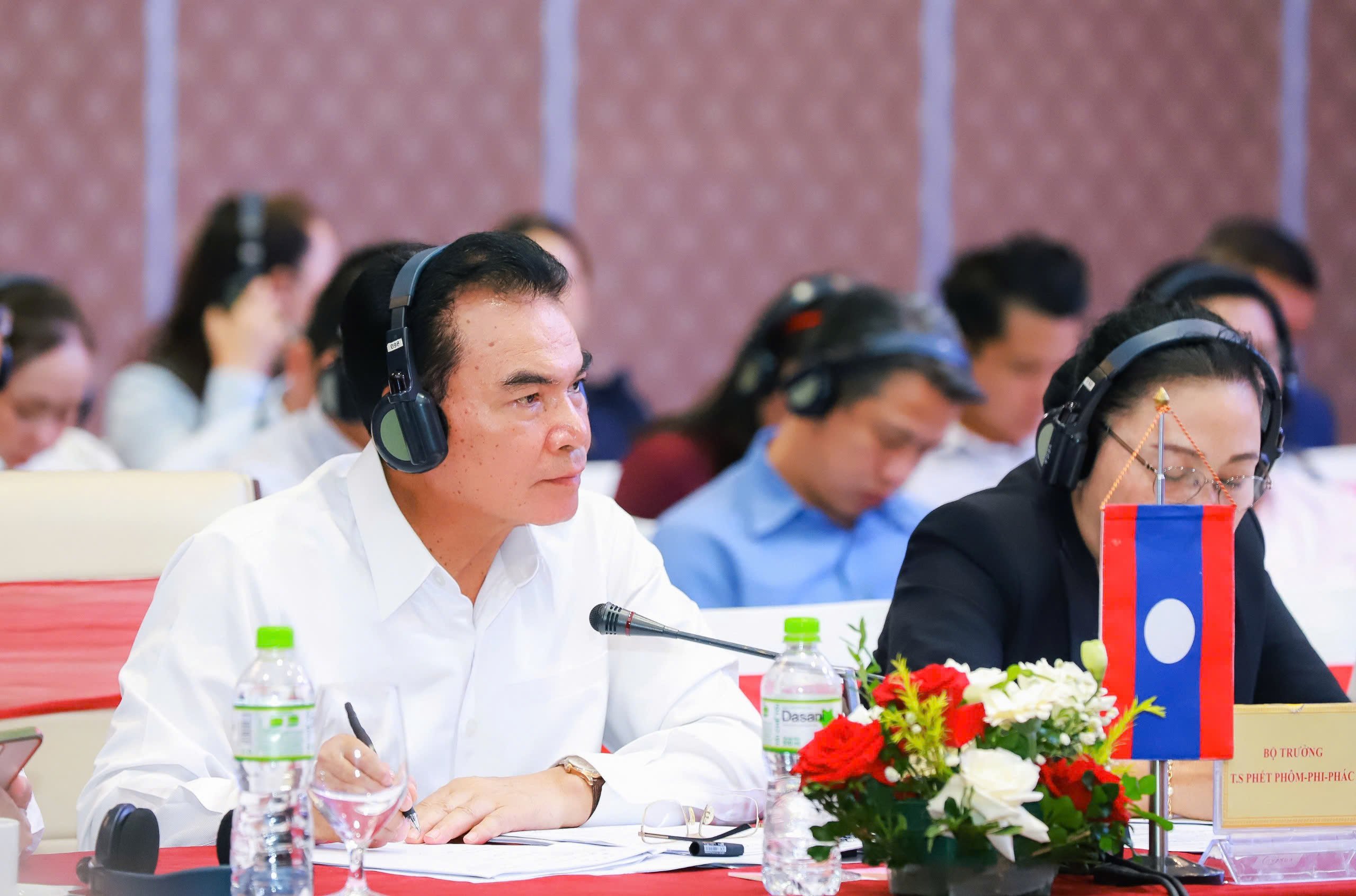 Đồng chí Phet Phomphiphak, Bộ trưởng Bộ Kế hoạch và Đầu tư Lào, Chủ tịch Ủy ban hợp tác Lào - Việt Nam cần thúc đẩy các doanh nghiệp đã có hợp đồng hoặc thoả thuận liên doanh.