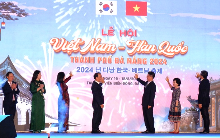 Lãnh đạo UBND TP Đà Nẵng và Tổng Lãnh sự Hàn Quốc tại Đà Nẵng thực hiện ghi thức khai mạc Lễ hội Việt Nam - Hàn Quốc thành phố Đà Nẵng năm 2024.