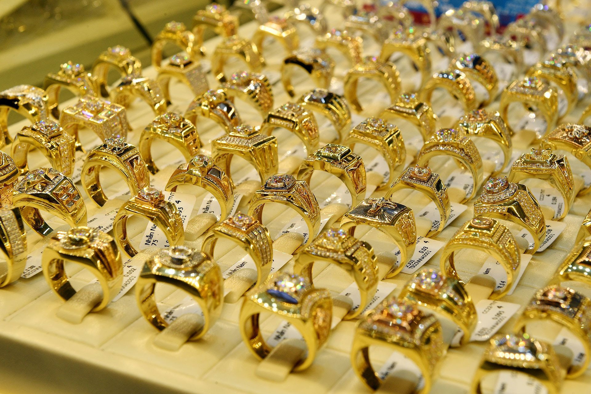 Giá vàng nhẫn tiến sát giá vàng SJC