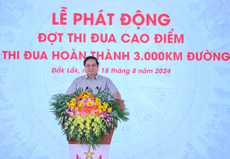 Thủ tướng Phạm Minh Chính yêu cầu ngay sau lễ phát động, các bộ, ngành, địa phương, các ban quản lý dự án, các nhà thầu thi công, các cơ quan, đơn vị bắt tay ngay xây dựng kế hoạch triển khai... - Ảnh: VGP.