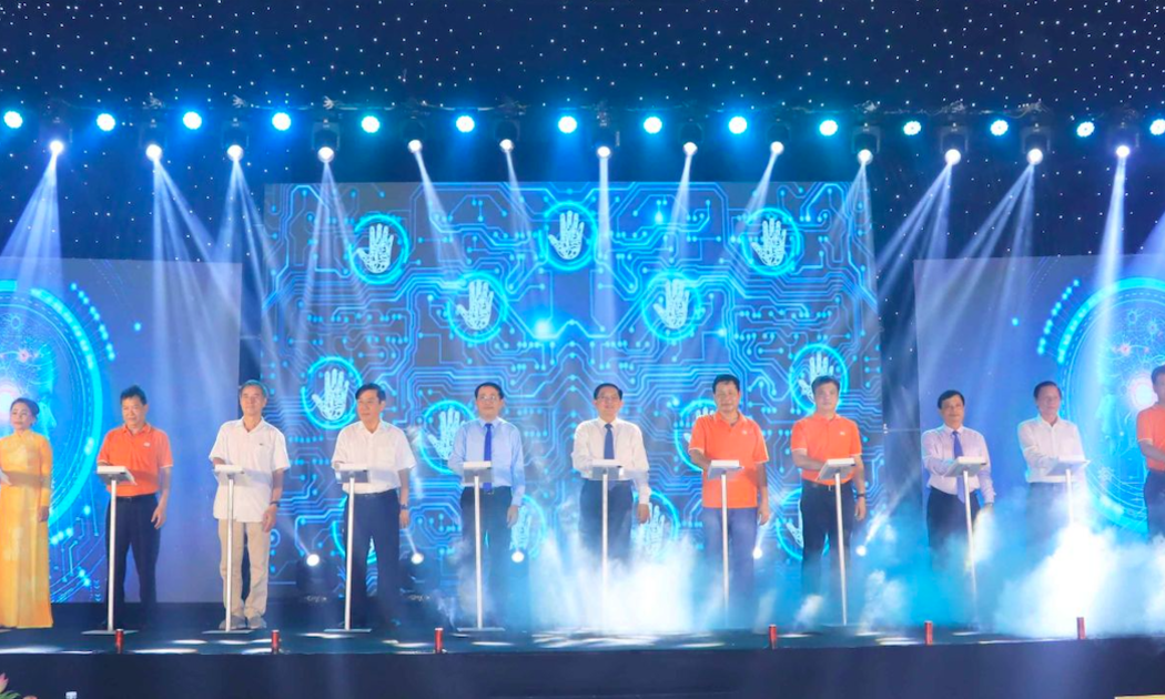 Lãnh đạo tỉnh Bình Định và lãnh đạo Tập đoàn FPT bấm nút thực hiện nghi thức động thổ khởi công dự án.