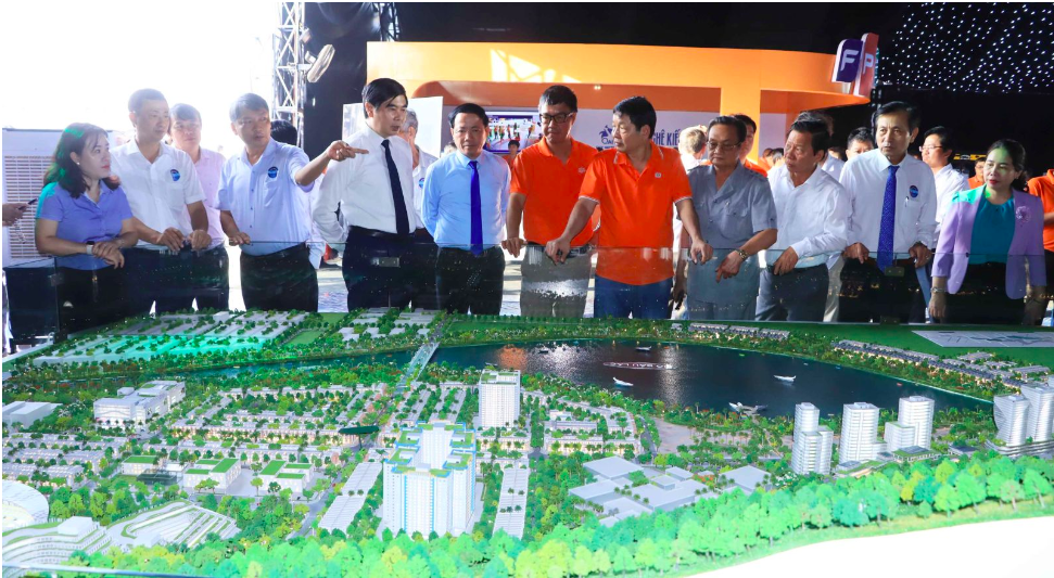 Lãnh đạo tỉnh Bình Định tham quan mô hình thực hiện dự án.