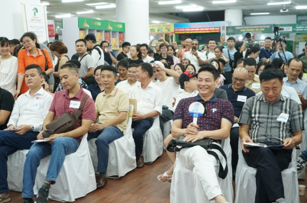 Các khách hàng đến dự phiên đấu giá cà phê đặc sản.