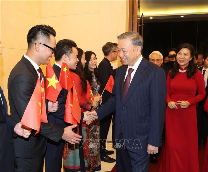 Tổng Bí thư, Chủ tịch nước Tô Lâm và Phu nhân cùng Đoàn đại biểu cấp cao Việt Nam tới thăm Đại sứ quán Việt Nam tại Bắc Kinh. Ảnh: TTXVN.